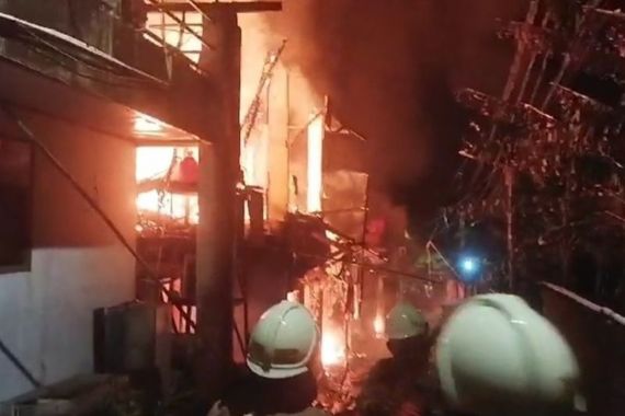 Kontrakan 10 Pintu di Kembangan Terbakar, Kerugian Ratusan Juta Rupiah - JPNN.COM