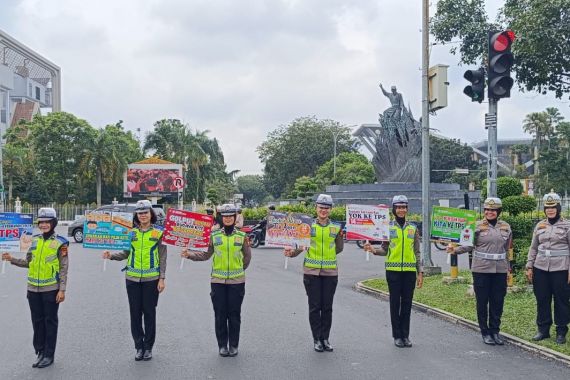 Aksi Polwan Cantik Ajak Masyarakat Ciptakan Pemilu Damai dan Tidak Golput di Pekanbaru - JPNN.COM