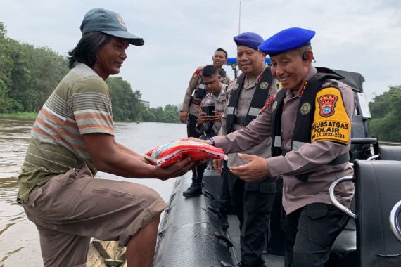 Kombes Wahyu Beri Bantuan dan Ajak Warga Pesisir Sungai Siak Jaga Kamtibmas Jelang Pemilu - JPNN.COM