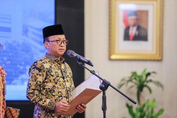 Lantik 67 Pejabat Fungsional Kemnaker, Sekjen Anwar: Tunjukkan Karyamu Sebaik-baiknya - JPNN.COM