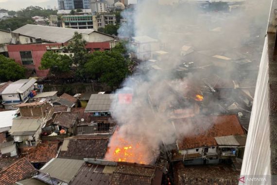 Kebakaran di Braga Bandung, Api Belum Padam - JPNN.COM