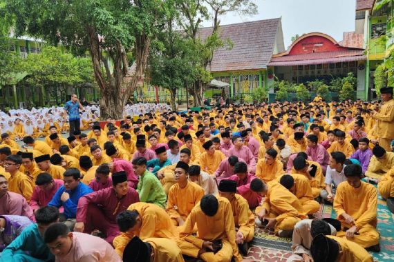 Polda Riau Datangi SMA 9, Berikan Edukasi Bahaya Narkoba Hingga Pemilu Damai - JPNN.COM