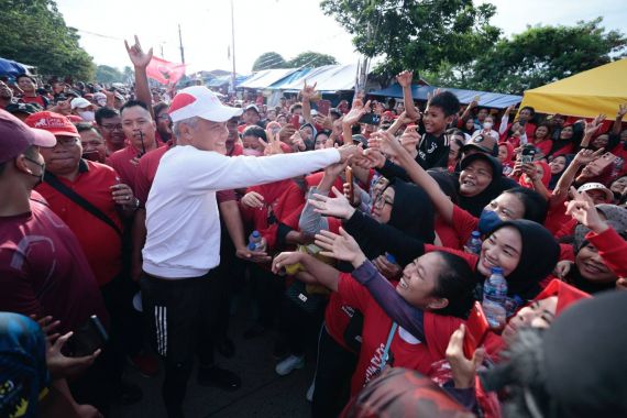 Ganjar Jalan Sehat Bareng Ribuan Warga Pluit, Jakarta Utara Berubah Jadi Merah - JPNN.COM
