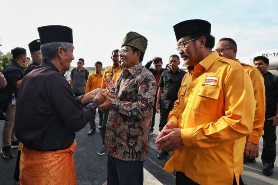 Mahfud Diterima Sebagai Keluarga Besar Masyarakat Adat Melayu di Kepri - JPNN.COM