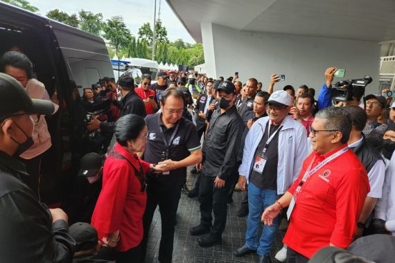 Megawati Hadiri Kampanye Akbar Ganjar-Mahfud di Stadion GBK, Lihat Siapa Sosok yang Mendampingi - JPNN.COM