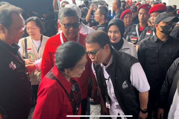 Megawati Hadiri Hajatan Rakyat di SUGBK Senayan, Lihat Sosok yang Mendampingi - JPNN.COM