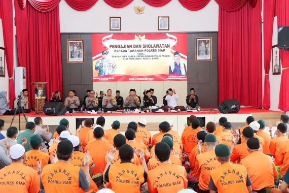 Puluhan Tahanan Terharu Saat Ikuti Pengajian di Polres Siak - JPNN.COM