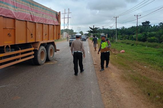 Terjatuh dari Motor Akibat Jalan Berlubang, 2 Wanita di Rohil Tewas Dilindas Truk - JPNN.COM