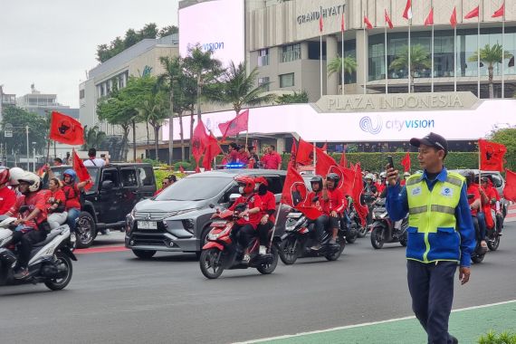 Menjelang Kampanye Akbar di GBK, PDIP Jakarta Pusat Memerahkan Bundaran HI - JPNN.COM