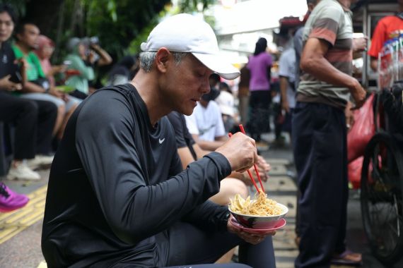 Seusai Berolahraga di CFD Jakarta, Ganjar & Atikoh Makan Mi Ayam Kaki Lima - JPNN.COM