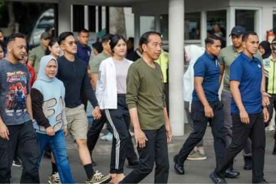 Gaya Santai Kaesang Olahraga Pagi Bareng Jokowi - JPNN.COM