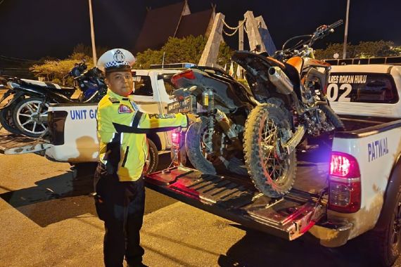 Patroli Blue Light Menjelang Pemilu 2024 di Rohul, Polisi Amankan 10 Sepeda Motor Berknalpot Bising - JPNN.COM