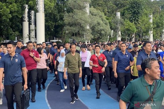 Jokowi Berolahraga Pagi dan Menyapa Masyarakat di Gasibu Bandung - JPNN.COM