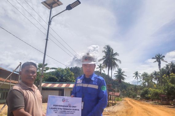 Riota Jaya Lestari Beri Bantuan 10 Lampu PJU Tenaga Surya di Dusun Lanipa-Nipa Lasusua - JPNN.COM