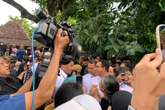 Menjelang Debat, Puluhan Warga Memadati Rumah Anies Baswedan - JPNN.COM