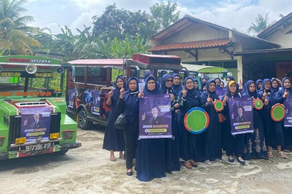 Relawan Idris Sandiya di Depok Kampanye Keliling dengan Odong-Odong - JPNN.COM