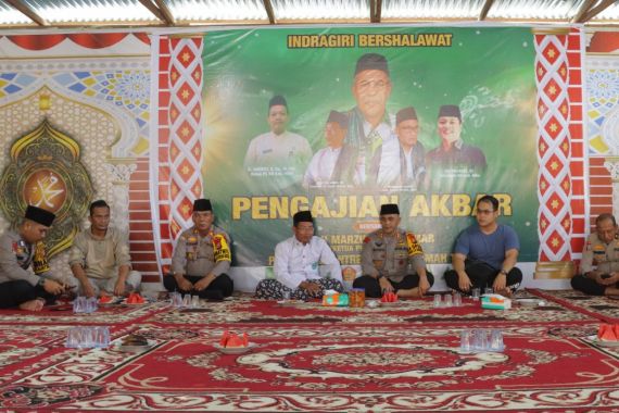 Roadshow ke Ponpes dan Kiai, Kapolres Inhu Minta Doa untuk Pemilu Damai dan Aman - JPNN.COM