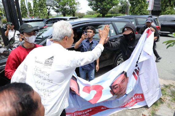Sikap Ganjar kepada Pendukung Prabowo yang Mengadangnya Sungguh Terpuji, Lihat - JPNN.COM