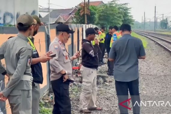 Seorang Pemuda Tewas Tersambar Kereta di Cipinang - JPNN.COM