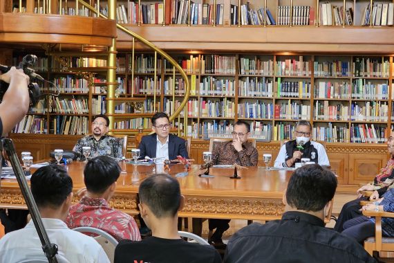Di Kediaman Habibie, Hasto Ceritakan Tentang Prabowo dan Tentara Liar yang Merajalela - JPNN.COM
