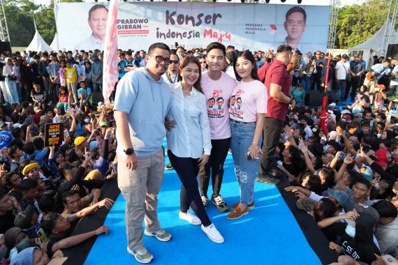 Kampanye Akbar Prabowo-Gibran, Kaesang Tampil Beda dengan Baju Pink - JPNN.COM