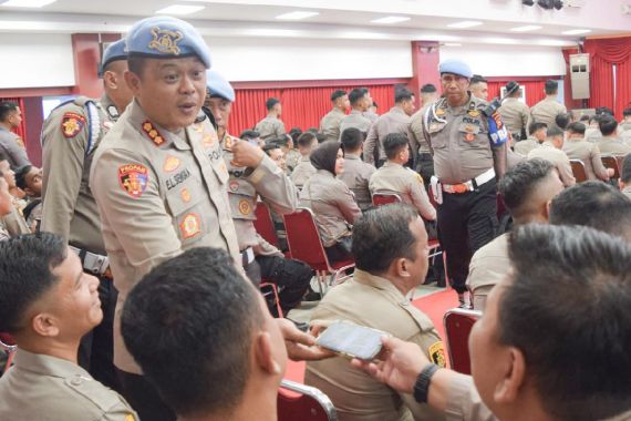 Propam Polda Riau Periksa HP 943 Personel yang Bertugas Mengamankan TPS Pemilu 2024 - JPNN.COM