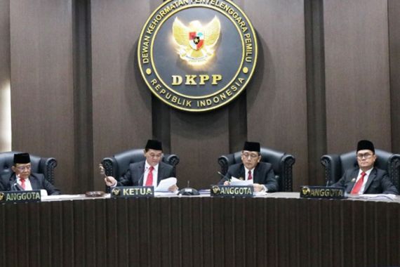 Minta Pecat Anggota KPU, Kuasa Hukum Irman Gusman Kirim Kesimpulan Tambahan ke DKPP - JPNN.COM