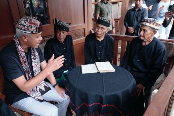 Kunjungi Komunitas Osing, Ganjar Disuguhi Pembacaan Lontar Kisah Nabi Yusuf - JPNN.COM
