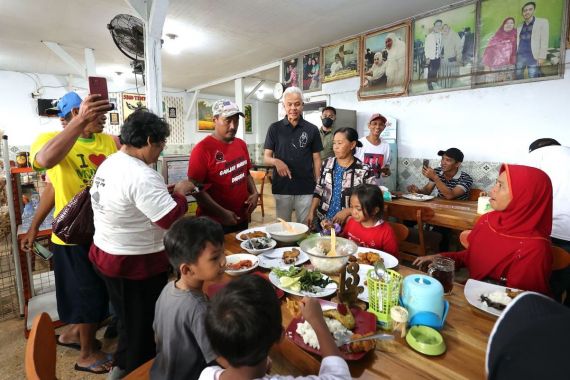 Mampir di Warung Sego Tempong Banyuwangi, Ganjar Mentraktir Pengunjung Makan Siang - JPNN.COM