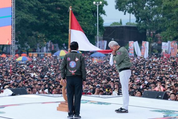 Aksi Ganjar di Hajatan Rakyat Banyuwangi, Terjun dari Helikopter hingga Mencium Bendera - JPNN.COM