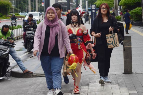 Tampil Unik, Cosplayer Honkai: Star Rail Bikin Heboh Jalanan Jakarta - JPNN.COM