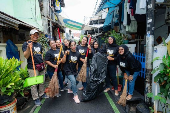 HW Group Ajak Warga Tanjung Duren Gotong Royong Bersihkan Lingkungan - JPNN.COM