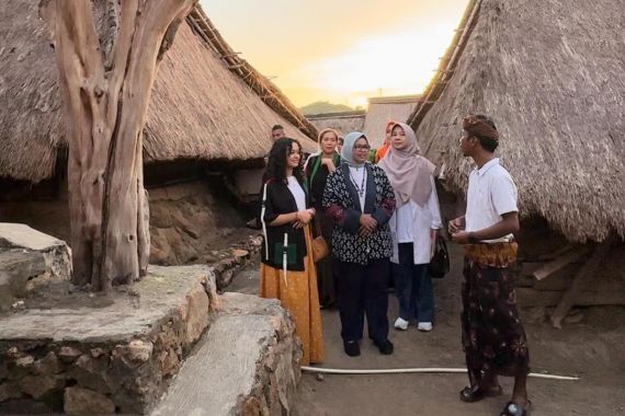 Fery Farhati dan Mutiara Baswedan Kunjungi Desa Adat Sade di Lombok - JPNN.COM