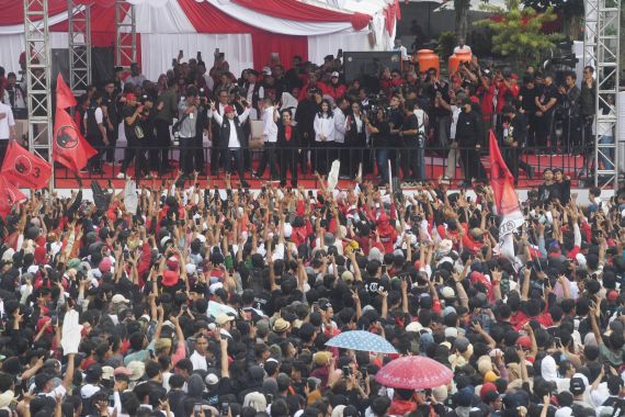 Puluhan Ribu Massa Diguyur Hujan di Hajatan Rakyat Banyuwangi, Megawati Ucap Terima Kasih - JPNN.COM