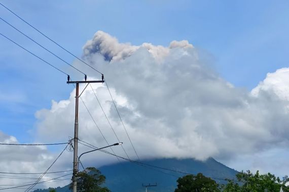 Gunung Ibu di Maluku Utara Meletus, Melontarkan Abu Vulkanik Setinggi 1 Kilometer - JPNN.COM