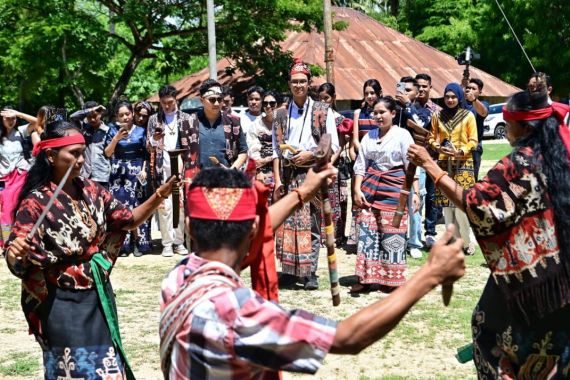 Alam Ganjar Kagum dengan Kebudayaan Lokal di Sumba Timur - JPNN.COM