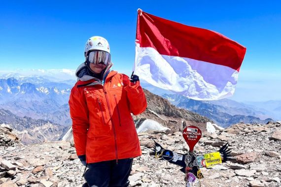 Pendaki Perempuan Indonesia Kibarkan Bendera Merah Putih di Puncak Aconcagua - JPNN.COM