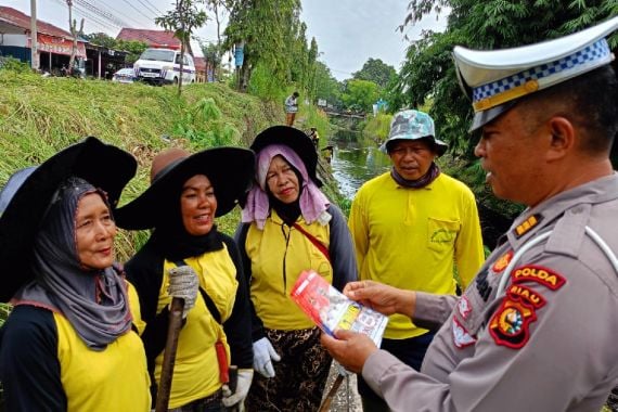 Ditlantas Polda Riau Sampaikan Pesan Pemilu Damai Sambil Gotong Royong dengan Masyarakat - JPNN.COM