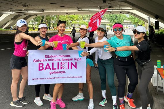 Sukarelawan dan Komunitas Bersihkan Jakarta dari APK dalam Kampanye Hijau - JPNN.COM