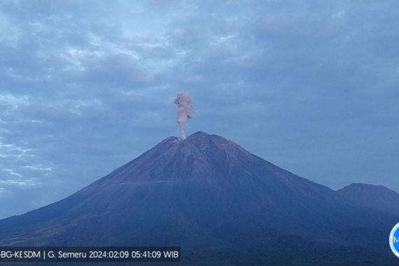 Gunung Semeru Kembali Erupsi Setinggi 900 Meter - JPNN.COM