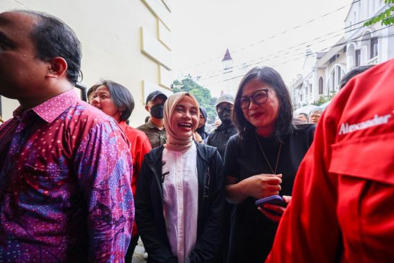 Momen Hangat Atikoh Ganjar Bertemu Teman Masa Kecil di Keuskupan Bogor - JPNN.COM