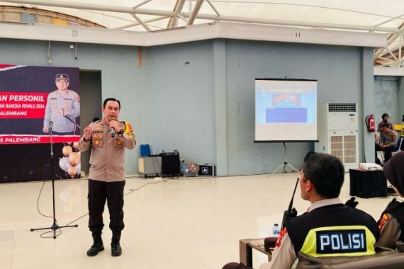Ini Pesan Kombes Harryo untuk Personel yang Mengamankan TPS Pemilu 2024 di Palembang - JPNN.COM