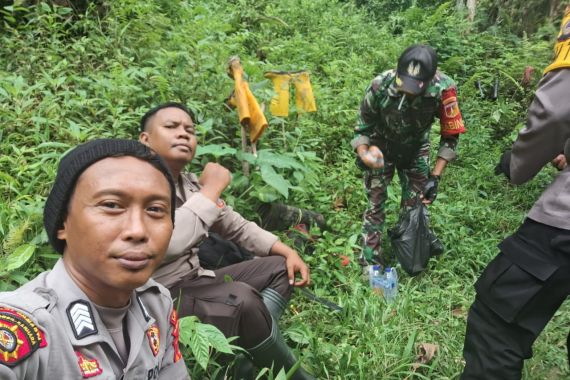 4 Personel Polres Banggai Harus Jalan Kaki 3 Hari Demi Kawal Logistik Pemilu - JPNN.COM