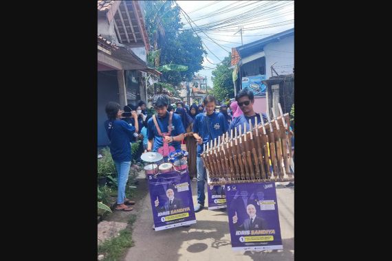 Menarik, Gerakan Relawan Idris Sandiya di Bekasi dan Depok Kampanye Pakai Angklung - JPNN.COM