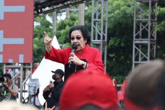 Megawati: Jangan Kesengsem Memilih Orang Hanya Dikasih Bansos - JPNN.COM