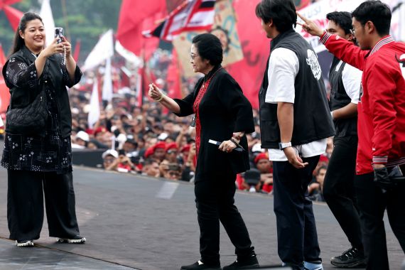 Berdangdut di Hajatan Rakyat Semarang, Megawati Singgung Sosok Presiden Tukang Janji - JPNN.COM