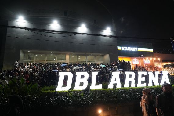 Anies Bacakan Puluhan Meme Unik dan Sarkas saat Acara di DBL Arena Surabaya - JPNN.COM