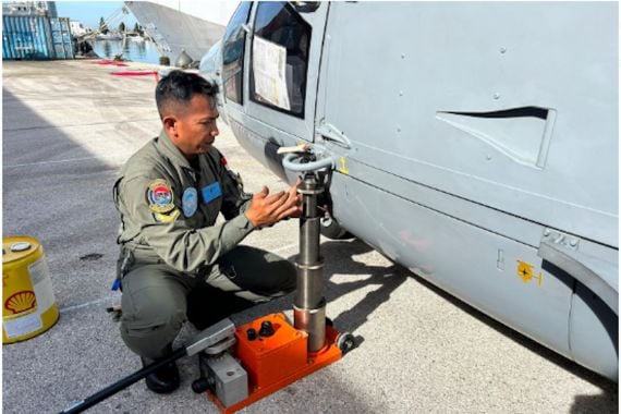 Jaga Performance Alutsista, Heli HS-1305 Laksanakan Aircraft Maintenance - JPNN.COM