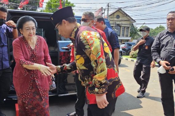 Didampingi Hasto, Megawati Hadiri Isra Mikraj & Tasyakuran ZAHF Award - JPNN.COM