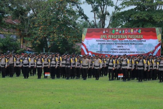 Kapolres Kampar Lepas Pergeseran Pasukan Pengamanan TPS Pemilu 2024 - JPNN.COM